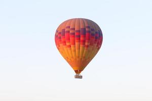 ballon à air chaud au-dessus de la ville de goreme photo