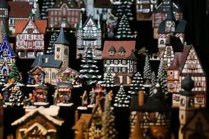 Bougeoirs en forme de maison au marché de Noël, Berlin, Allemagne photo