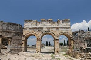 porte et rue frontinus dans la ville antique de hierapolis, turquie photo