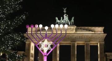 menorah et arbre de noël à pariser platz, berlin, allemagne photo