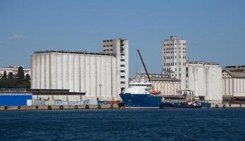 navire et silos photo