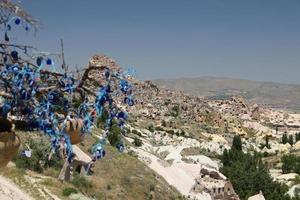 château d'uchisar et arbre de perles mauvais œil en cappadoce photo
