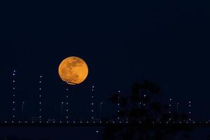 lune de sang super bleue derrière le pont du bosphore à istanbul, turquie photo