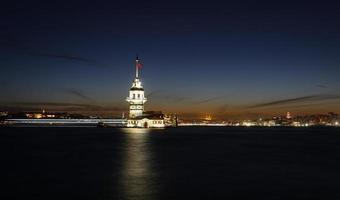 tour de la jeune fille à istanbul, turquie photo