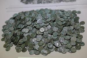 pièces de monnaie anciennes au musée d'alanya, antalya, turquie photo