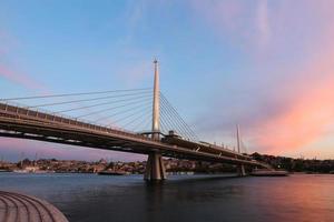 pont du métro de la corne d'or à istanbul, turquie photo