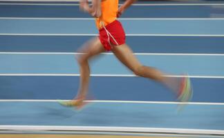 les athlètes estompés courent en athlétisme photo