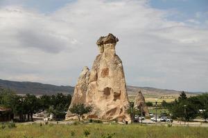 formations rocheuses dans la vallée des moines de pasabag, cappadoce photo