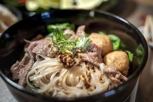 soupe de sang de nouilles de style thaïlandais, nouilles de bateau, plat délicieux, célèbre soupe de nouilles thaïlandaises. les thaïlandais appellent les nouilles de bateau. photo