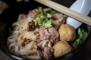 soupe de sang de nouilles de style thaïlandais, nouilles de bateau, plat délicieux, célèbre soupe de nouilles thaïlandaises. les thaïlandais appellent les nouilles de bateau. photo