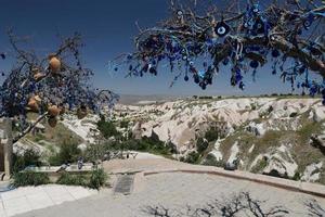 vallée des pigeons et arbre de perles mauvais œil en cappadoce photo