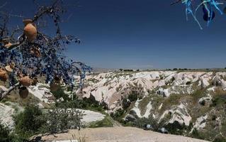 vallée des pigeons et arbre de perles mauvais œil en cappadoce photo