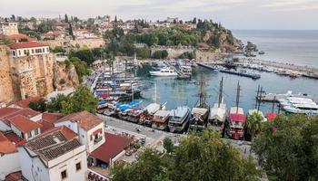 Bateaux dans le port d'Antalya, Turquie photo