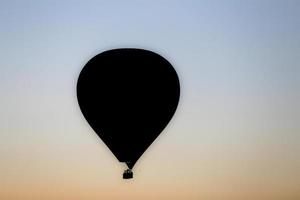 ballon à air chaud au-dessus de la ville de goreme photo