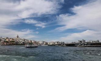 pont de galata et tour de galat dans la ville d'istanbul photo