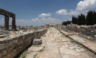porte et rue frontinus dans la ville antique de hierapolis, turquie photo