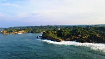 yogyakarta, java est-indonésie, 19 mai 2022 - belle vue aérienne panoramique de la plage de pandansari. photo