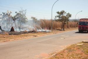 brasilia, brésil, 26 juillet 2022 pompiers travaillant à éteindre un incendie près de la réserve indienne karriri-xoco et tuxa dans la partie nord-ouest de brasilia photo