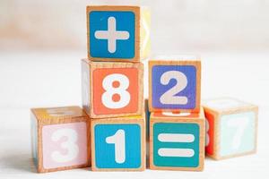 nombre de cubes de blocs de bois pour l'apprentissage des mathématiques, concept de mathématiques de l'éducation. photo