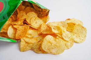 croustilles dans un sac ouvert, délicieux assaisonnement pour barbecue épicé pour les frites, collation frite en tranches fines restauration rapide dans un sac ouvert. photo