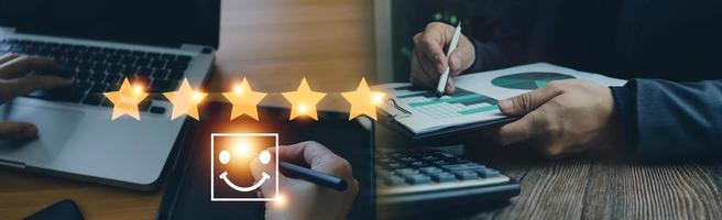 commentaires d'évaluation des clients. hommes en costume donnant un avis positif pour les enquêtes de satisfaction des clients. donnant une note de cinq étoiles. note de service, concept de satisfaction photo