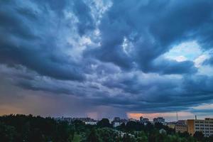 des nuages orageux. ciel dramatique au-dessus de la ville. temps d'orage. la pluie tombe des cumulus. photo