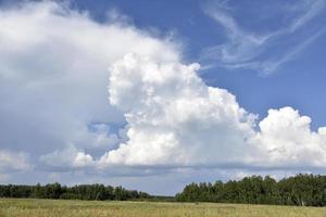 des nuages orageux un jour d'été et une route à la campagne. un orage par une belle journée. photo