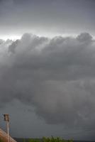 orage noir nuages d'orage à l'horizon un jour d'été. photo