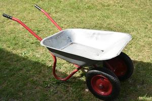 un chariot de fer de jardin vide dans un parc d'été photo