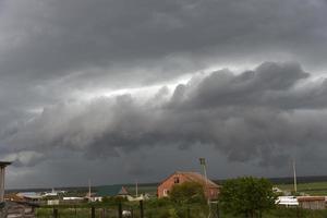 orage noir nuages d'orage à l'horizon un jour d'été. photo