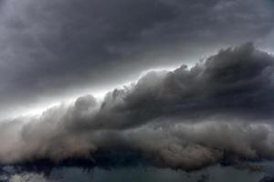 orage noir nuages d'orage un jour d'été. bel orage terrible. photo