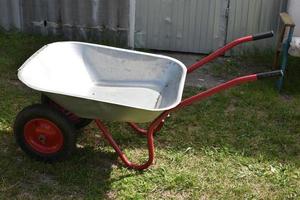 un chariot de fer de jardin vide dans un parc d'été photo