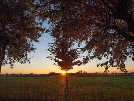 coucher du soleil dans le muensterland allemand photo