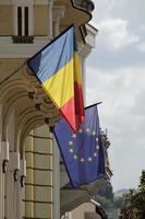 drapeau roumain et drapeau de l'ue au soleil photo