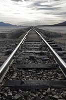 voies ferrées allant à l'horizon dans le salar de uyuni, bolivie photo