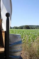 Wagon à cheval avec baril de bière en passant par la campagne dans la région de l'Eifel en Allemagne photo