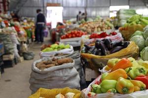 marché de fruits et légumes à cholpon ata, kirghizistan photo