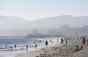 los angeles, 12 juillet 2022 - les gens profitent du soleil de l'après-midi à la plage de venise, los angeles, avec des collines brumeuses en arrière-plan photo