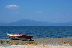 Barque solitaire sur la côte en Grèce photo
