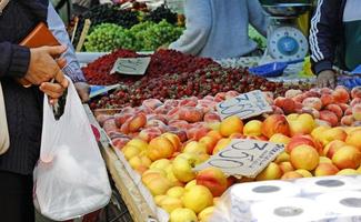 section fruits du célèbre bazar vert à alamty, kazakhstan photo