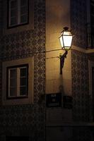 réverbère solitaire éclairant un coin à lisbonne, portugal photo
