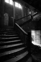 vieil escalier en ruine photo