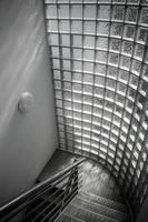 escalier moderne en acier industriel fenêtre en verre dépoli