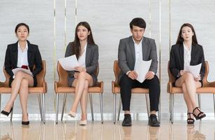les hommes d'affaires asiatiques sont stressés d'attendre un entretien d'embauche. photo