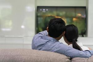 couple regardant la télévision à la maison photo