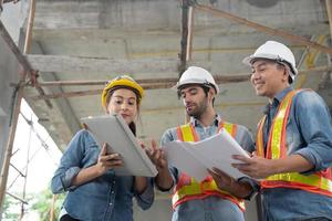 travail d'un ingénieur sur un chantier parlant et discutant sur un document photo