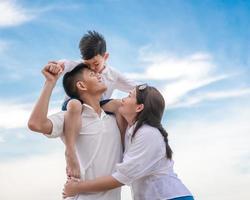 portrait famille heureuse maman papa et fils jouant ensemble photo