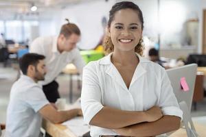 groupe de réunion de travail de l'équipe commerciale dans un bureau moderne photo