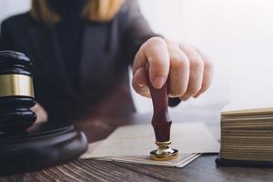 concept de justice et de droit. juge masculin dans une salle d'audience avec le marteau, travaillant avec, clavier d'ordinateur et d'accueil, lunettes, sur table à la lumière du matin photo