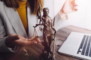 concept de justice et de droit. juge masculin dans une salle d'audience avec le marteau, travaillant avec, clavier d'ordinateur et d'accueil, lunettes, sur table à la lumière du matin photo